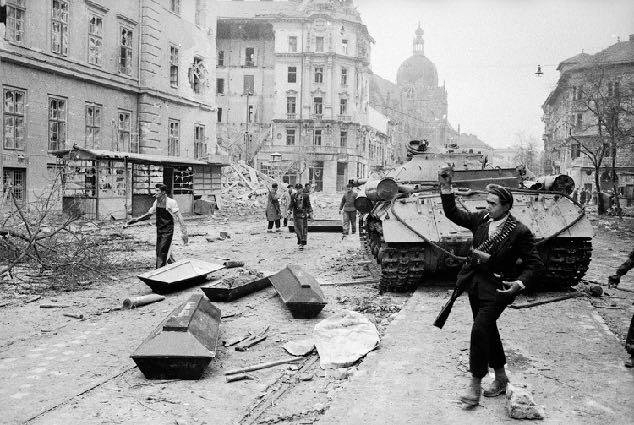 Sovjetisk inblandning i Östeuropa I Ungern skedde 1956 ett folkligt uppror mot det kommunistiska styret och det sovjetiska