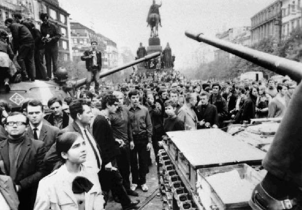 Sovjetisk inblandning i Östeuropa Under 1960 talet försökte ledarna i Tjeckoslovakien införa en "kommunism med ett mänskligt ansikte. Landet skulle reformeras och folket skulle få en ökad frihet.