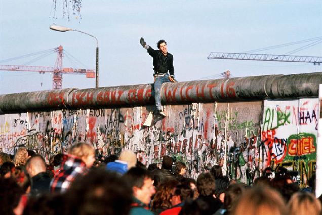 Fredliga revolutioner i Östeuropa 1989 släppte Sovjetunionen rätten att ingripa militärt i Östeuropa. Ungern var det första östeuropeiska landet som öppnade sina gränser mot Västeuropa.
