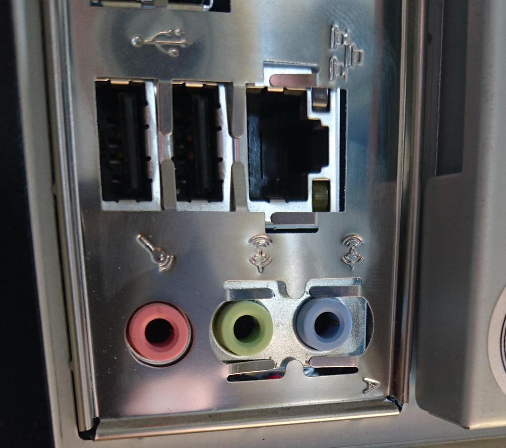 Anslutningsmöjligheter - Dator Inkoppling mot dator Högtalarutgång 3,5 mm stereouttag Ljud in till radion 3,5 mm