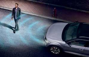 varnar för korsande trafik. T 06 Front Assist inklusive fotgängarigenkänning.