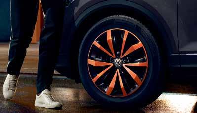 Linjer som poängterar. Nya T-Roc väcker uppseende. En utstickande utformningsdetalj är den iögonfallande C-stolpen: en fönsterlist i krom framhäver bilens långdragna, coupéformade taklinje.