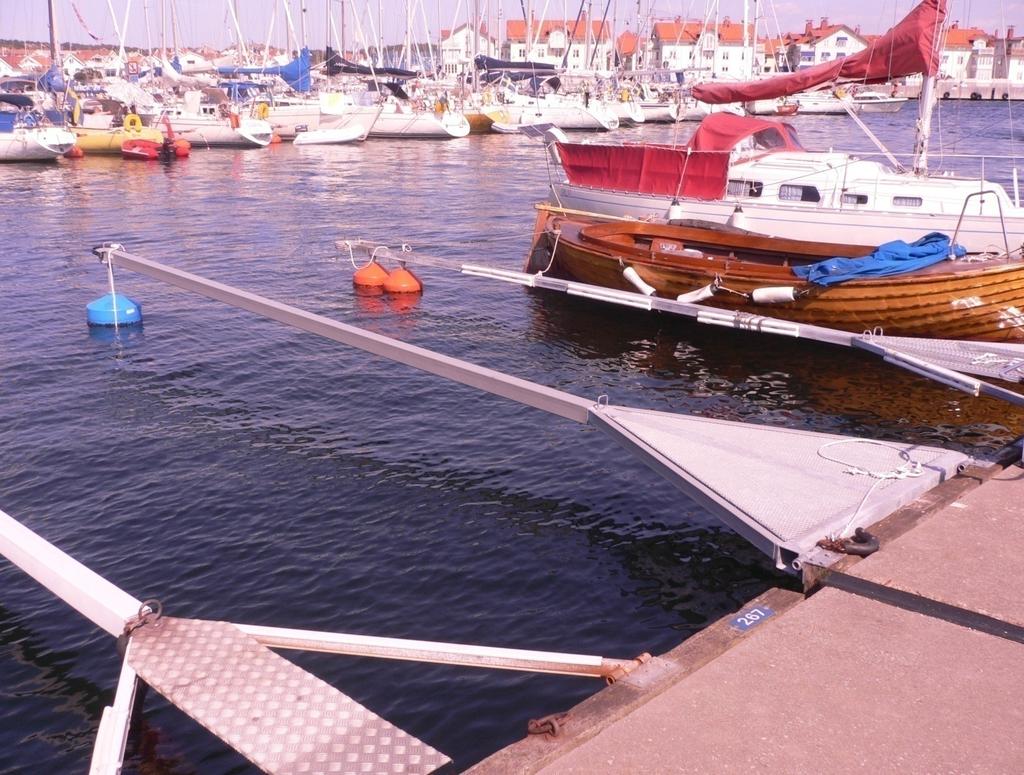 4.3 Bomskydd Vårt enklaste och billigaste bomskydd är avvisarlisten i PVC-plast. Den skyddar båten mot repor, som annars kan uppstå mot bommens varmförzinkade yta.