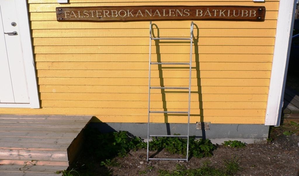 8. STIMTEC RÄDDNINGSSTEGAR För att göra de svenska hamnarna säkrare har Svenska Livräddningssällskapet och Räddningsverket tagit fram en rekommendation som reglerar vilken utrustning som skall finnas