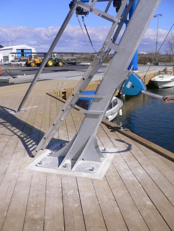 1. STIMTEC MASTKRANAR 1.1 Fasta modellen Den fasta modellen består av en lutande del med en liten knäck på mitten, samt två backstag.
