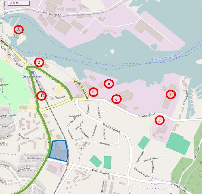 Figur 4. Visar den primära transportleden markerat med grönt och det aktuella planområdet i blått. Ringarna med siffror visar verksamheterna vars transporter har kartlagts. 2.