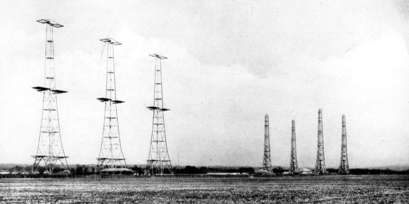Världens första operativa radarsystem (luftbevakning) Chain home radar från slutet av 1930-talet. Sändarantennerna sitter i ståltornen till vänster och mottagarna i trätornen till höger.