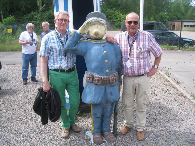 En del mingel blev det också i den trevliga innergården. Uppställning framför kommunhuset i Halmstad. Eftermiddagen ägnades åt Lv 6 och dess verksamhet.