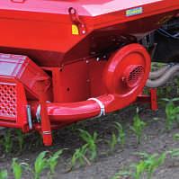 p Standardutrustning Fronttank JUMBO 1500 liter tankvolym Underrede och utmatarenhet irostfritt stål -lackerade Hydraulisk fläkt (1 enkelverkande hydrauluttag med kapacitet upp till 30 l/min och