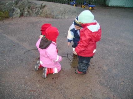 Några berättelser om vatten Det var en solig sommardag, jag var 5 år och min syster 2 år.