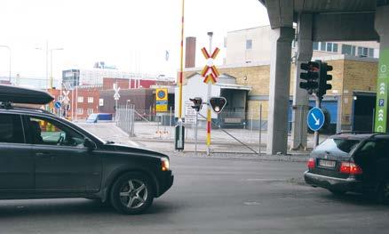 Kapitel 2. Transportstyrelsens föreskrifter från 1 juli 2014 Bild 10. En trafiksignal med plankorsning dikt intill. Detta ställer extra krav på signalstyrningen.