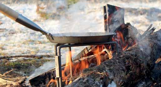 OUTDOOR Stekpannorna är tillverkade av kolstål och mackjärnet av gjutjärn.