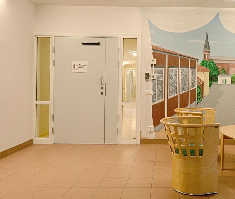 Tillsyn utifrån individens behov? Vi sitter ofta på huk nedanför sängen i det mörka rummet. Ibland finns en liten lampa tänd. Jag vill gärna verkligen se att personen andas.
