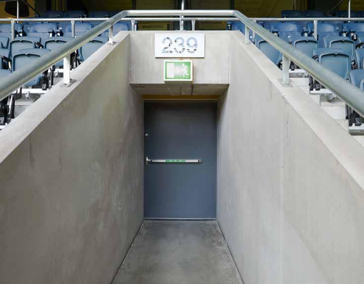 Säkerhetsdörr och utrymningsfunktion Vill man kombinera utrymningsfunktion dagtid med inbrottskydd nattetid kan låsningen exempelvis kopplas till belysningen (5:335).