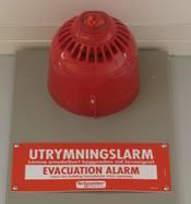BRANDSKYDD Automatiskt brandlarm I byggnaden finns rökdetektorer som vid brandrök automatiskt utlöser ett brandlarm.