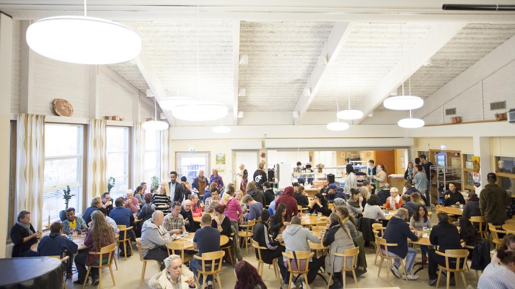 Fellingsbro folkhögskola - på plats för dig! På Fellingsbro folkhögskola tror vi på människan och på kraften som uppstår när människor möts. Det fria samtalet är vår metod.