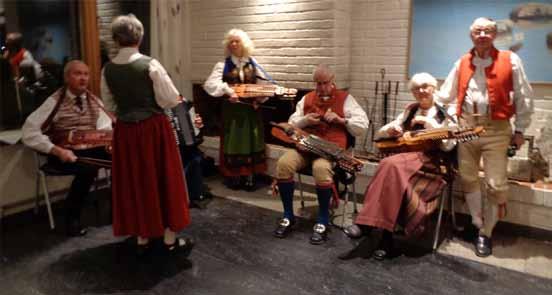 Hagabergs Folkhögskola den 20 december För andra året i rad blev Slagsta Gille engagerade att leda juldansen runt granen på deras julfest, som är avslutningen på höstterminen för elever och lärare.