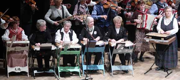 I Slagsta Gille är vi åtta stycken cittraspelare som träffas och spelar tillsammans med fem musiker på nyckelharpor och fiol på tisdagskvällar i Grindstugan.