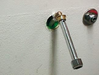 4. Dra ur röret med Uponor PEX Rörurdragare för kofot.