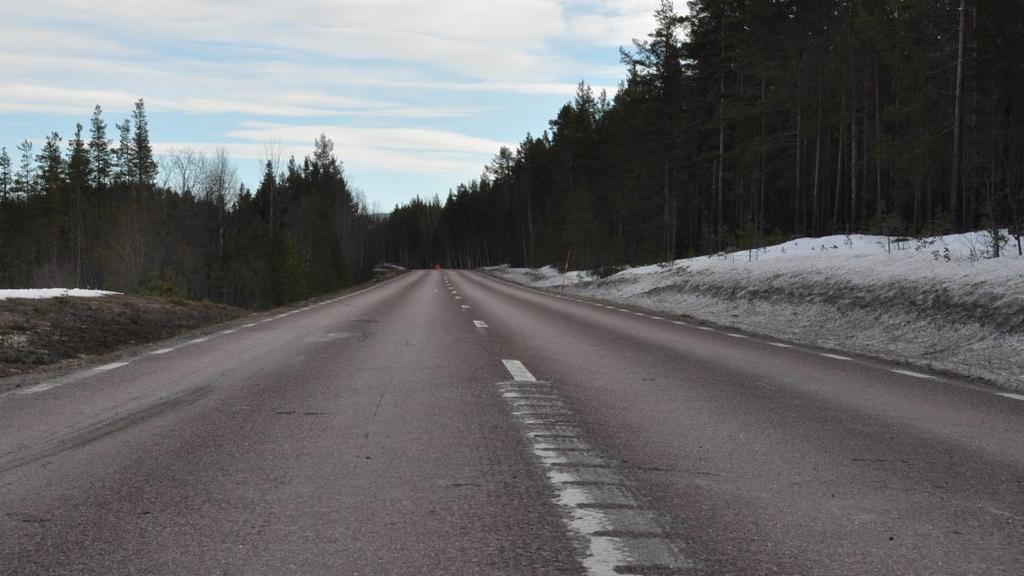 den nationella vägdatabasen (NVDB). I en trafikmätning från 2014 uppmättes i medeltal 1 006 fordon per dygn på en sträcka innefattande olycksplatsen. E45 är en del av det s.k. transeuropeiska transportnätet (TEN-T).