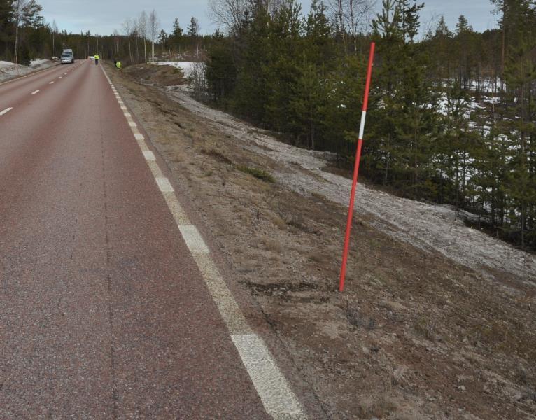 sidoområdet. Däremot fanns det ett tydligt hjulspår från bussens högra framdäck ca 141 meter före den position där bussen slutligen stannade.