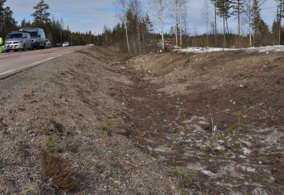 Från ungefär 60 m efter nollpositionen övergick sidoområdet till att bestå av både inner- och ytterslänt (se figur 9).