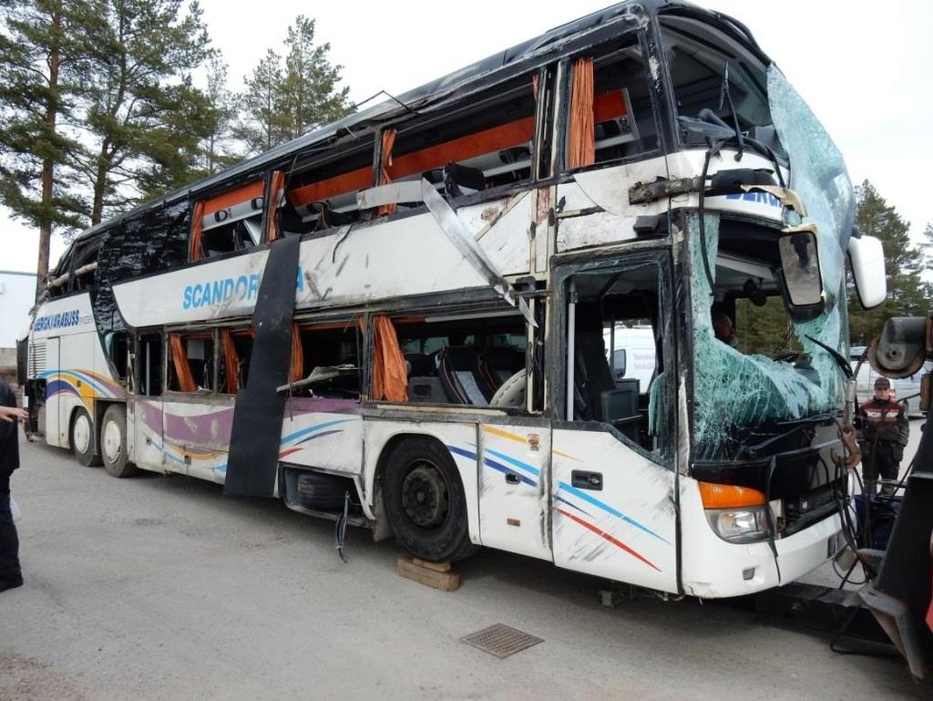 Figur 14. Skadorna på bussen var lokaliserade till den högra sidan. Många rutor på den högra sidan var krossade.