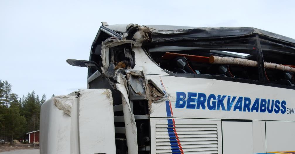 Den bakersta takstolpen, som bär upp takkonstruktionen, hade deformerats omkring en halvmeter in mot passagerarutrymmet. Stolpen hade knäckts nära infästningen i taket.