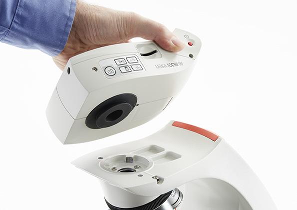 Fäst Leica ICC50 E eller Leica ICC50 W vid mikroskopstativet: 2.