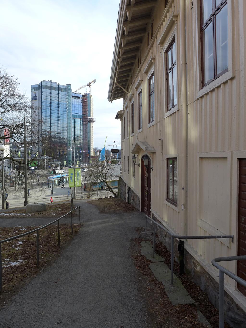 1954-55 Inredning av kontorslokaler i bottenvåningen, bl a nya väggar i rum 212 (idag rivna igen) samt i rum 213 och 215-216. Utökning av VA med bl a ny toalett i rum 216.