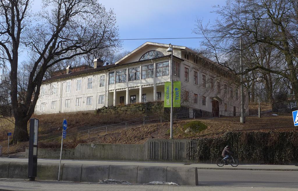 Exteriör byggnadsbeskrivning Landeriet utgörs av två byggnader belägna kring en gård som nås via en äldre parport i norr.