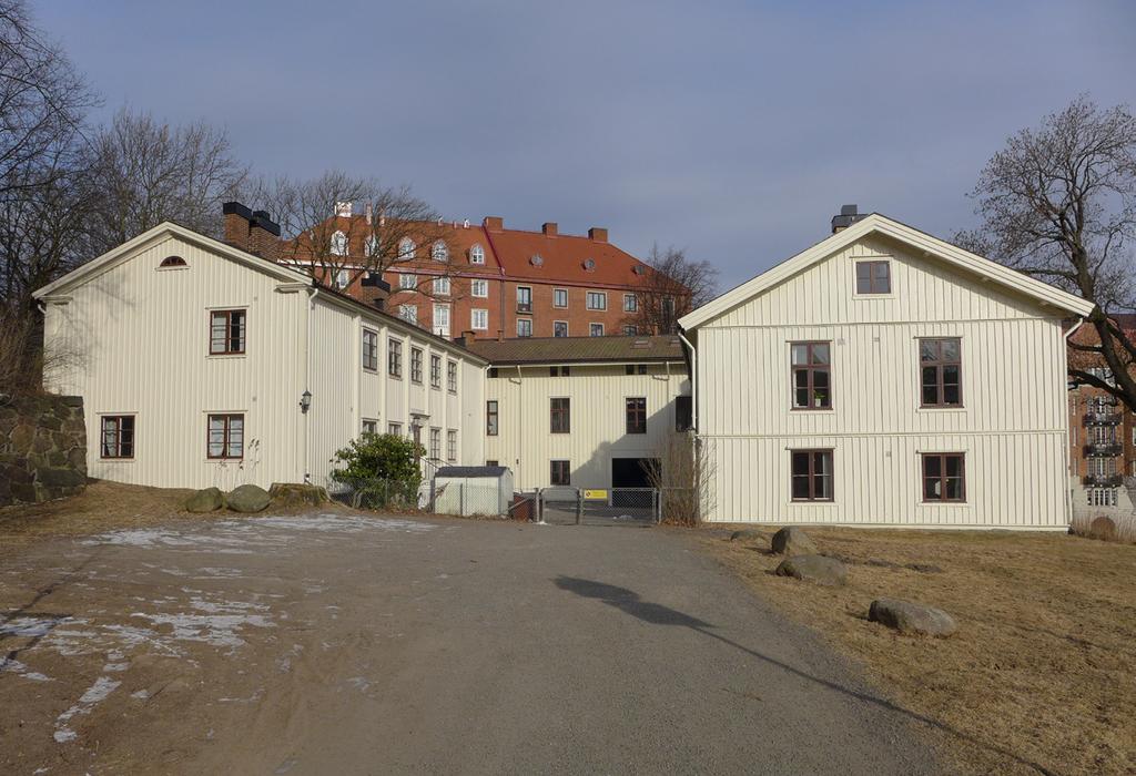 Vinkelbyggnad 1800-tal De två vinklarna var tidigare separerade men byggdes samman under senare delen av 1800-talet. Fasaden är klädd med locklistpanel och sadeltaket belagt med tegel.