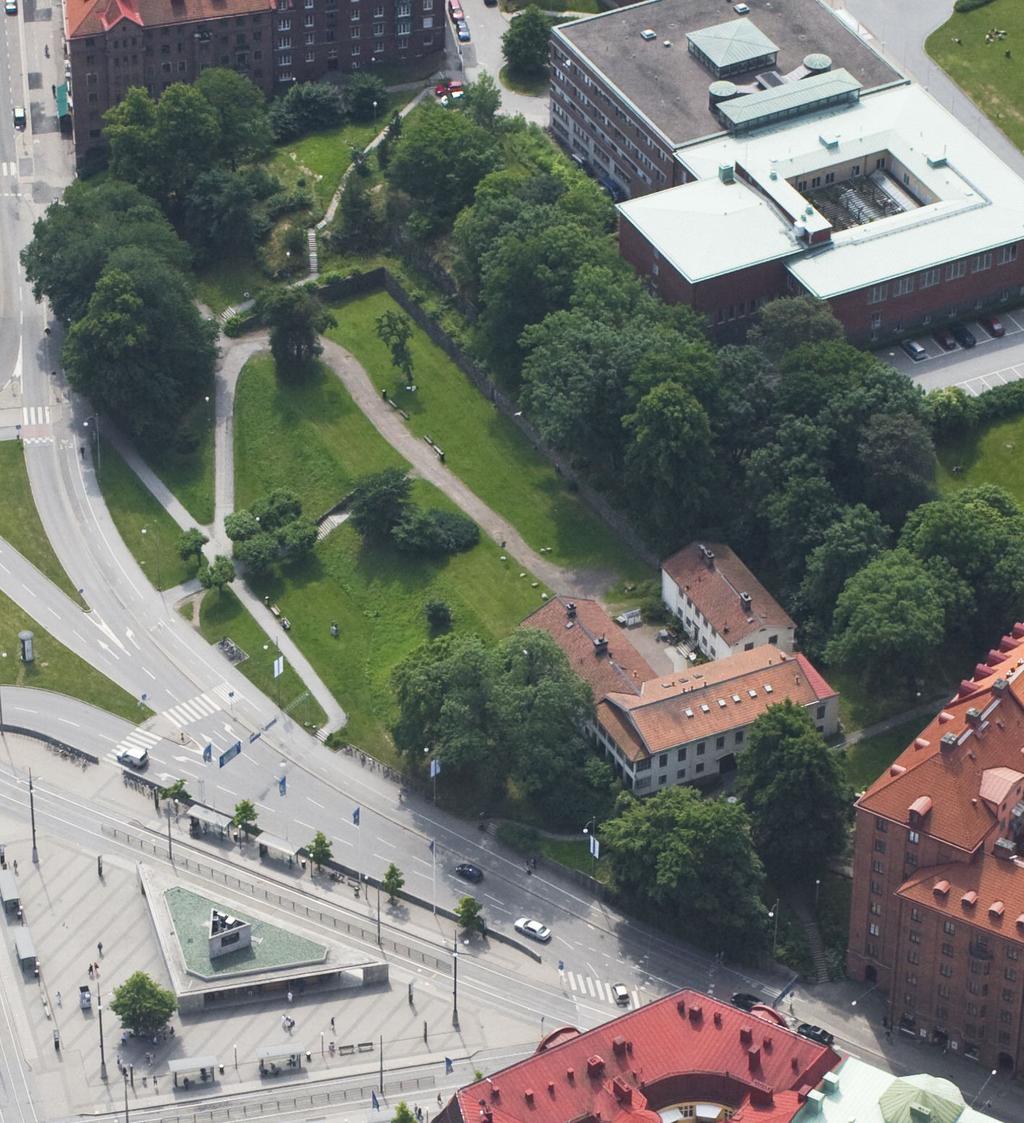 Kulturhistoriskt värde Inledning utgörs idag av en vinkelbyggnad samt en fristående flygelbyggnad. Landeribyggnaderna är belägna på en platå väster om Korsvägen.