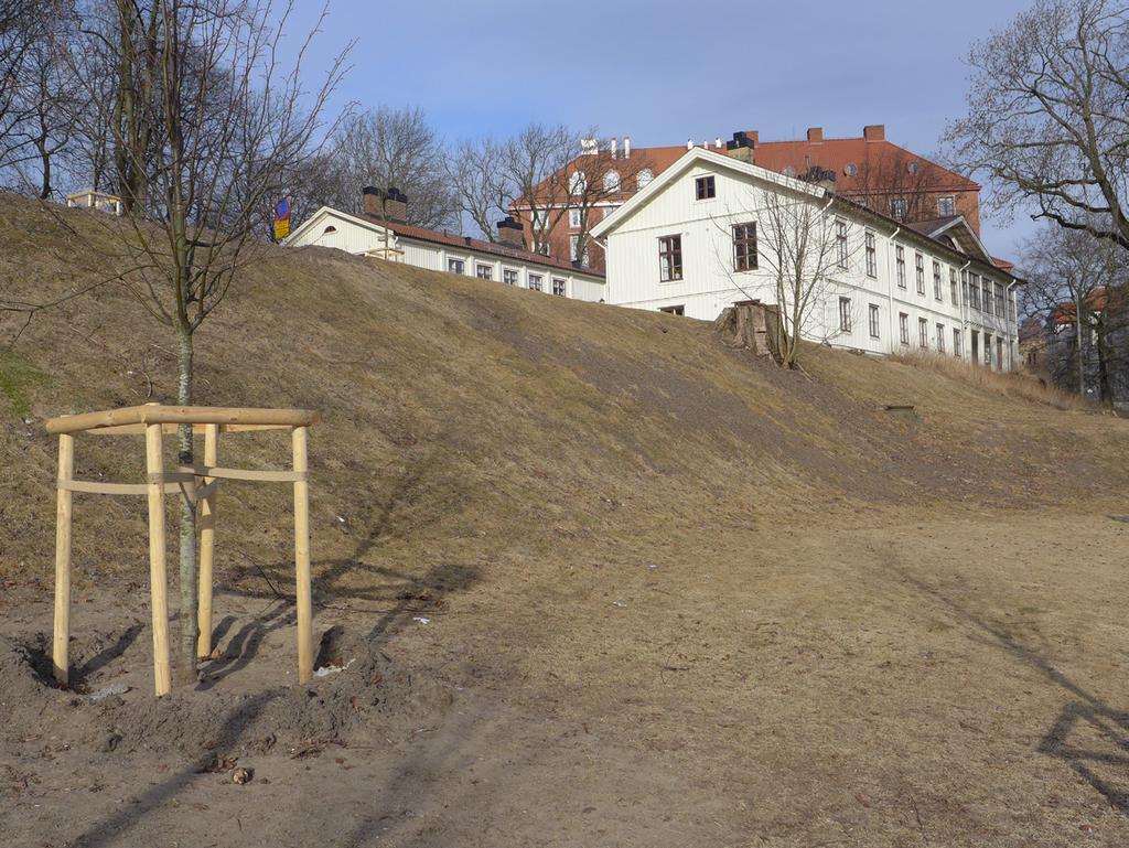 Landeriparken Byggnaderna ligger placerade kring en delvis kringbyggd gård som nås via en stensatt portgång i nordöst. Söder om bebyggelsen ligger den anslutande trägården.