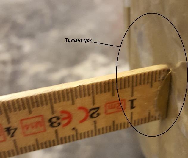 Betongens plasticitet kan testat genom att lätt trycka på betongens fria yta. När betongen är plastiskt formbar kan den flyttas från behållaren.