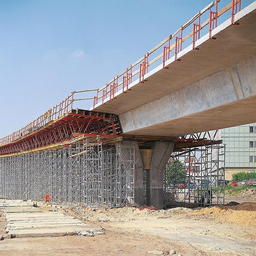 4.6.1 Allmänt om form Formens huvuduppgift är att bära den färska betongmassan och strukturera betongen tills den har uppnått tillräckligt hög hållfasthet för att kunna vara självbärande.