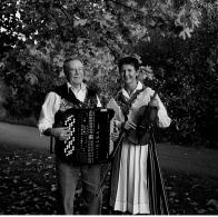 Musik ska byggas av glädje Ingeborg Gillner & Karl-Ove Karlsson I vis och folkton bjuder Ingeborg & Karl-Ove, båda från göteborgstrakten, på en medryckande,stämningsfull ochglad underhållning.