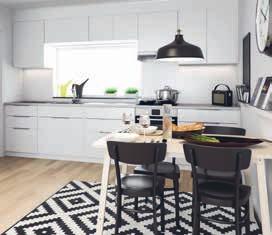 Öppet till vardagsrumssidan och vidare ut på balkongen som är stor nog att möbleras med matbord eller solsängar. med garderob, och plats för dubbelsäng.
