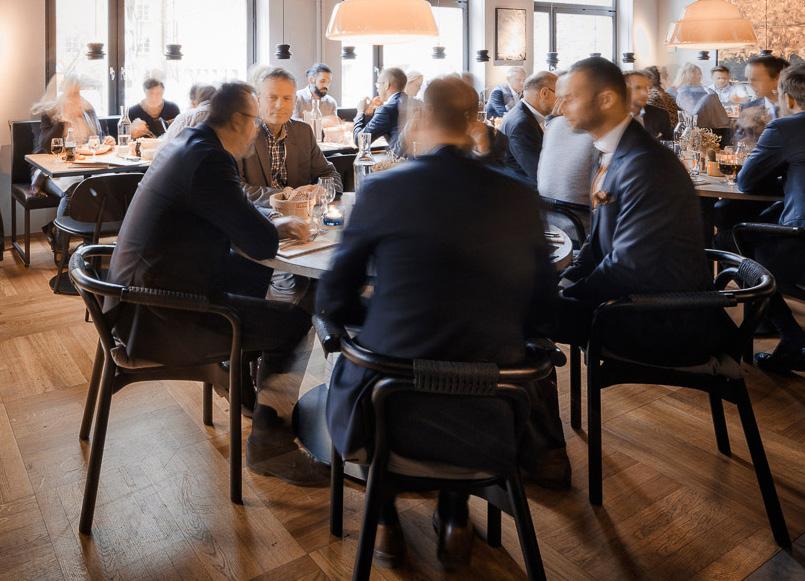 Blomkålskräm, Ostronskivling, Forellrom, Gräslöks Beurre-blanc 275 kr Vårkyckling, Citronglaserade primörer, Stekta murklor, Burritanalök, Murkelveloutè 275 kr Pepparstekt Gödkalventrecôte, Potatis &