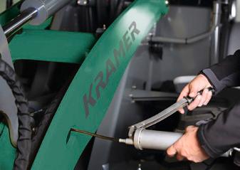 reservdelar PLACERING OCH ÅTKOMST ANPASSAD FÖR ATT UNDERLÄTTA SERVICE Luftrenare Hydrauloljenivå Motoroljenivå