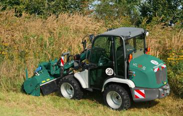 1 Säker och enkel tillkoppling av redskapet 2 Mulching med powerflow högprestandahydraulik 3 Sopning med effektiv tredje hydraulfunktion (standard) 1 2 Tredje hydraulfunktion och Powerflow: