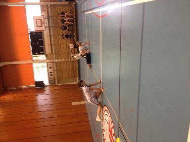 18 tillfällen Goalball med skolelever.
