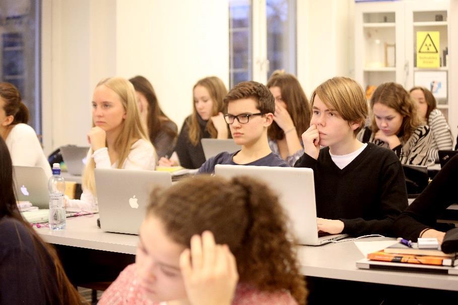 Detta inkluderar högstadieelever, gymnasieelever, studerande på universitet och högskolor, nyanlända elever på språkintroduktionsprogram med flera.