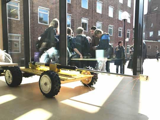 Verksamheten 2017 Stadshushackets Lärarspår Under Stadshushacket fick hundratals femteklassare tillsammans med lärare och fritidspersonal prova på programmering under en eftermiddag i Stadshuset.