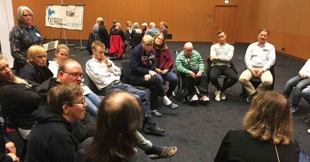 Den som leder mötet håller reda på vilken punkt det är och pratar lugnt och enkelt. Alla som talar gör det lugnt och enkelt, en i taget. Håll tiderna.