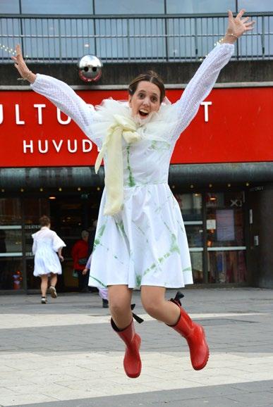Besökarna på torget fick njuta av unika kläder med ett romantiskt tema. Kläderna var skapade av personer som går på den dagliga verksamheten.
