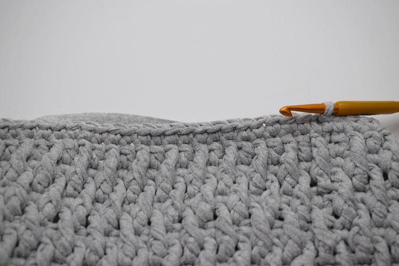 Översta kanten: Se bildvägledning lite längre ner i mönstret Du hittar en video tutorial på hur man virkar knit stitch här: https://youtu.be/sb4lrmp41a4 1.