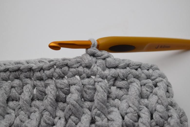 5. Det har nu virkats ytterligare en knit stitch. 6.
