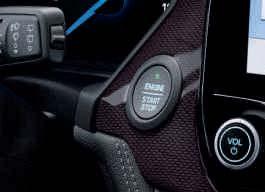 och instegsbelysning Interiör Radio/CD med Ford SYNC 3 med röststyrning, 8 pekskärm, USB-anslutning och 7 högtalare Farthållare med justerbar hastighetsbegränsare