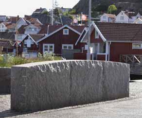 BENDER BOHUS BLOCKSTENSMUR RUSTIK Råkilad, lämplig som stödmur eller barriärmur. Denna mursten har råkilade ytor med tillsatta raka kanter, men kan även beställas flammad eller krysshamrad.